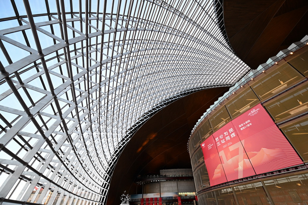 12月22日拍摄的国家大剧院建院17周年巨幅海报。新华社记者 陈钟昊 摄