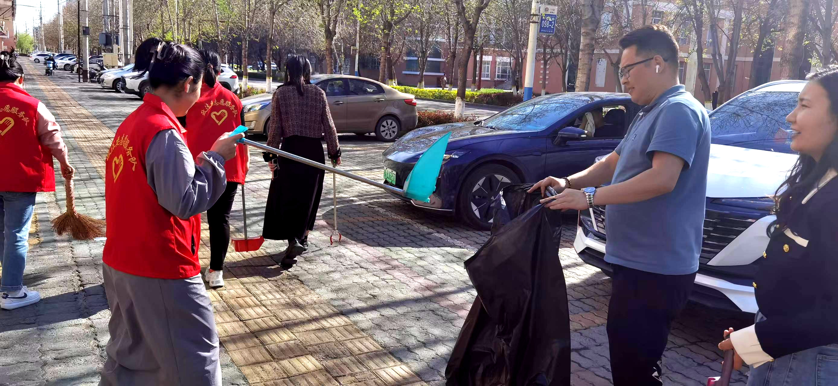 开展“世界地球日”环境卫生整治志愿服务活动.jpg