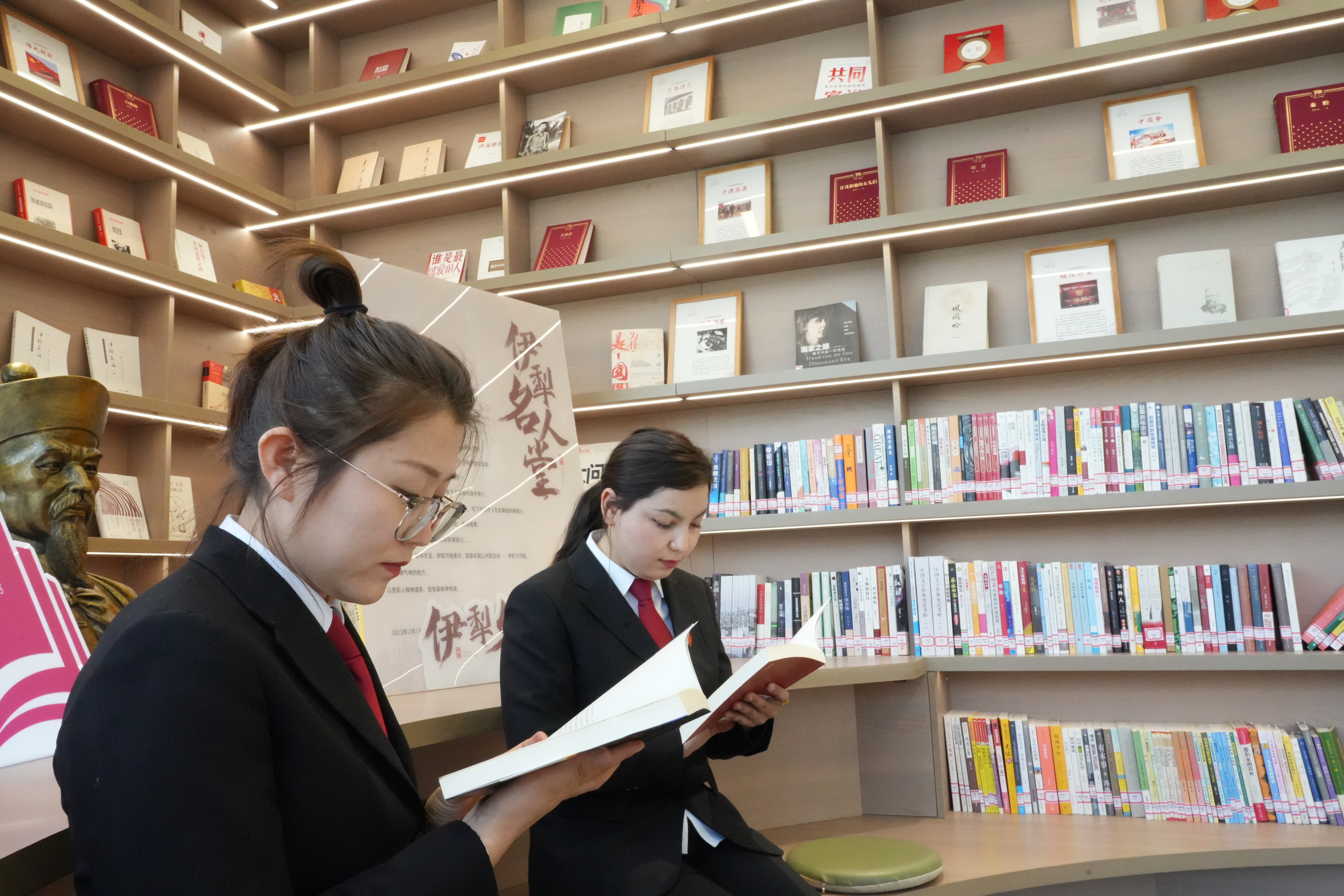 世界读书日，伊宁县人民法院干警阅读书籍 。.jpg