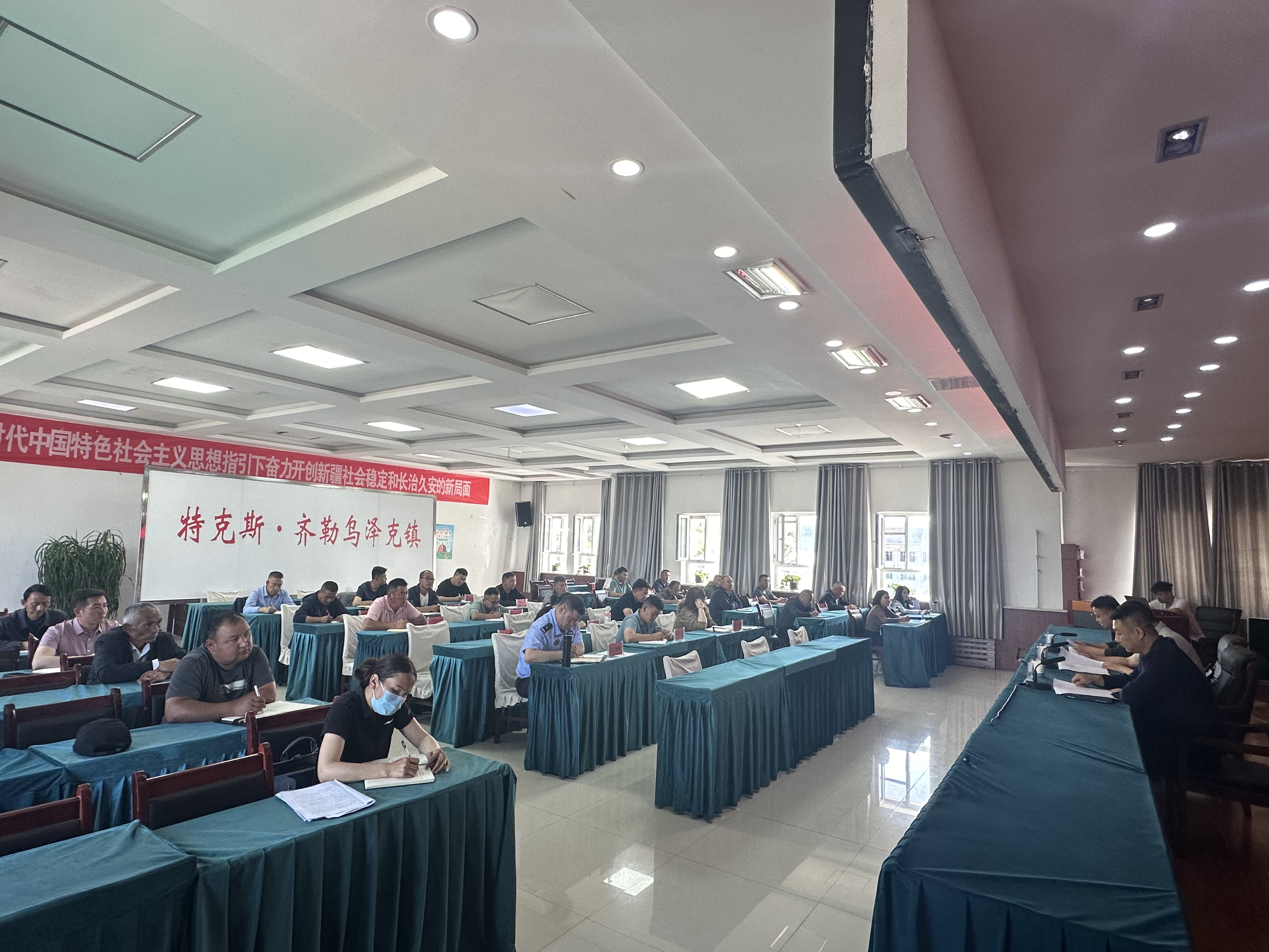 齐勒乌泽克镇党政班子成员、各站所（中心）负责人、各村第一书记、村党支部书记参加会议.jpg